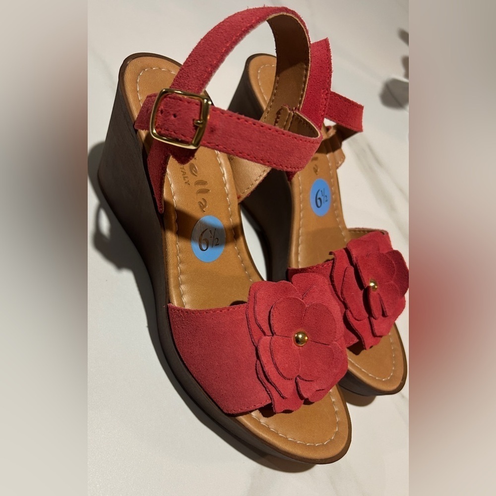 Mariella Wedge Heel Sandals
Women's 6 1/2 Gold Suede Leather